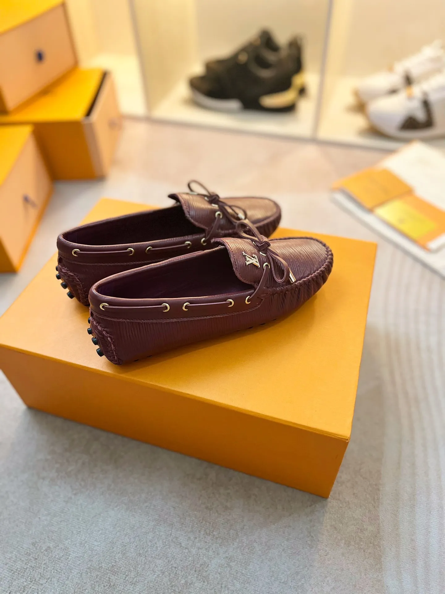 p460💰Couple model❤️🇫🇷 𝙇𝙤𝙪𝙞𝙨 𝙑𝙪𝙞𝙩𝙩𝙤𝙣 🇫🇷Louis Vuitton 2023 Classic𝓛𝓿 𝓣𝓻𝓪𝓲𝓷𝓮𝓻 Sports Series ➪➪➪¯ [Arizona Doudou Shoes Series] ▪️▪️▪️Arizona slip-on shoes are made of Monogram Eclipse canvas. Its hand-painted and dyed edges and hand-sewn uppers fully demonstrate Louis Vuitton's traditional shoemaking craftsmanship. This slip-on shoe is very lightweight. The integrated tongue and upper make it particularly comfortable and flexible. The soft outsole is equipped with rubber padding. Decorated with matching sash. Detailed features: ☑️Monogram Eclipse canvas ☑️Black Eclipse pattern ☑️Hand-painted shoe edges ☑️Hand-sewn uppers (each pair takes time to process) ☑️Integrated tongue and upper construction ☑️Outsole equipped with rubber lining ☑️size: 35_46